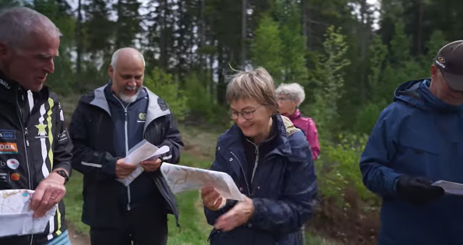 Klipp från filmen med seniorer som tränar orientering